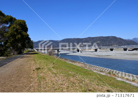 神奈川県松田 酒匂川遊歩道 足柄紫水大橋方面  71317671