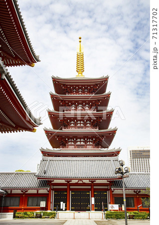 浅草寺　宝蔵門（仁王門）と五重塔 71317702