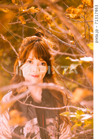 紅葉した木の枝を額縁にしてポートレート 紅葉した木の枝を額縁にしてポートレート 71317863