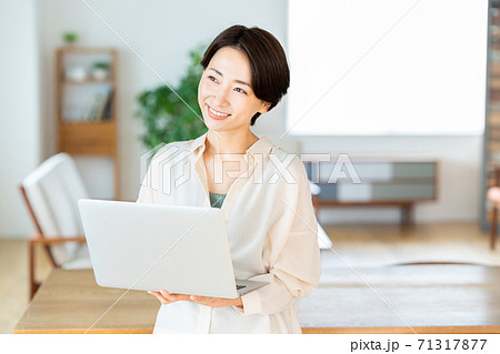 テレワーク 女性 ミドル リビング ライフスタイル カジュアル テレワーク 女性 ミドル リビング ライフスタイル カジュアル 71317877