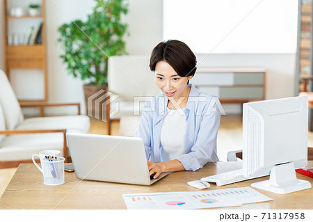 テレワーク　女性　ミドル　リビング　ライフスタイル　カジュアル 71317958
