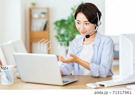 テレワーク　女性　ミドル　リビング　ライフスタイル　カジュアル 71317961
