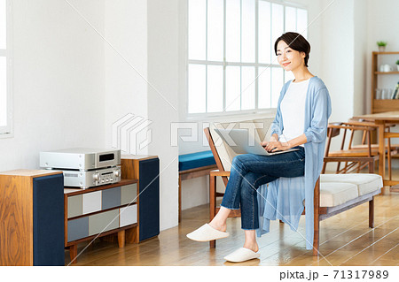 女性　リビング　ライフスタイル　ミドル 71317989