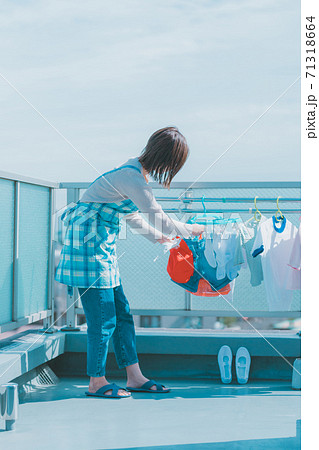 子育て主婦　洗濯物干し　外干し 71318664