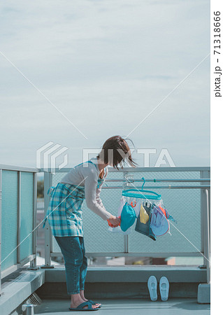 子育て主婦　洗濯物干し　外干し 71318666