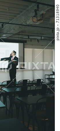ビジネスプレゼン　50代男性 71318940