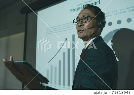 ビジネスプレゼン　50代男性 71318948