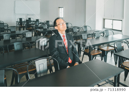 セミナー会場　50代男性 71318990