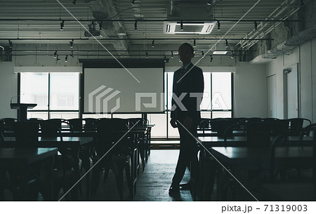 セミナー会場 50代男性 セミナー会場 50代男性 71319003