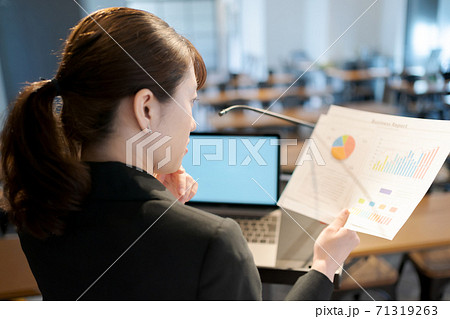 働く女性 働く女性 71319263