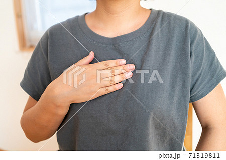 胸のしこりを見せる30代女性 71319811