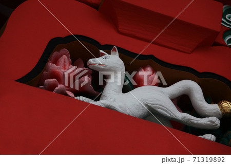 伏見稲荷大社の内拝殿唐破風にいるお狐さま 71319892