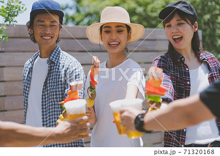 バーベキューをする若者 71320168