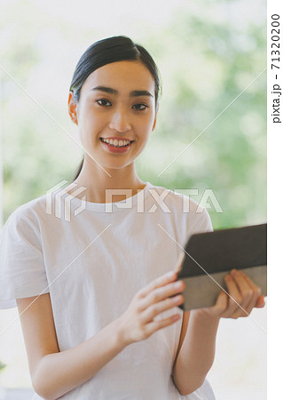 タブレットを持つ若い女性 71320200