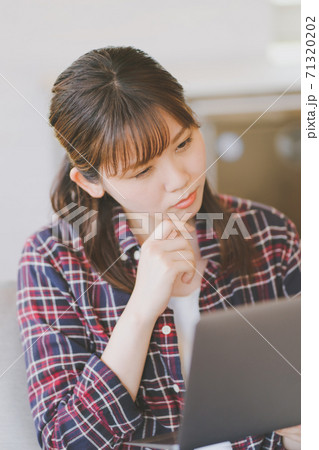 ノートパソコン　20代　女性 71320202