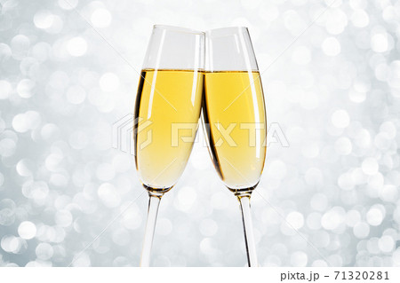 Two glasses of champagne 71320281