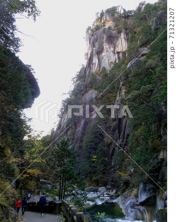 そり立つ岩壁と渓谷 昇仙峡 山梨県甲府市 の写真素材
