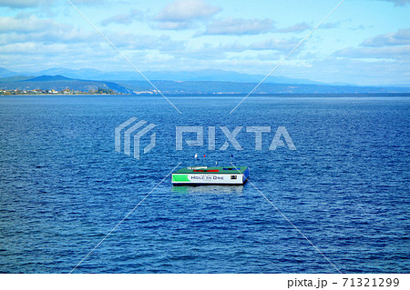 ニュージーランド タウポ湖のゴルフアトラクション 湖上のホールカップ 71321299