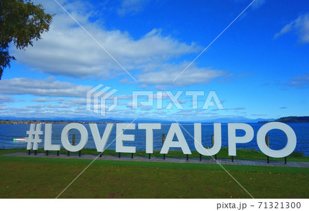 ニュージーランド タウポ湖 湖岸の案内板ハッシュタグ #LOVETAUPO 71321300