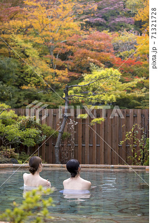 紅葉バックにのんびり露天風呂に入る若い女性2人組後ろ姿 紅葉バックにのんびり露天風呂に入る若い女性2人組後ろ姿 71321728