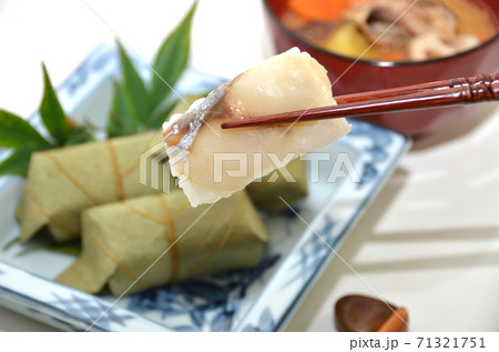 柿の葉寿司のアップ 71321751