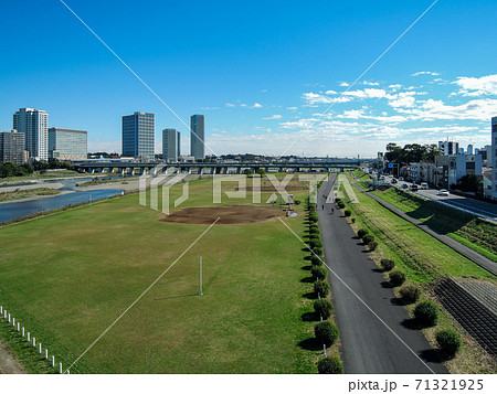 快晴の二子大橋から 多摩川河川敷の兵庫島公園 快晴の二子大橋から 多摩川河川敷の兵庫島公園 71321925