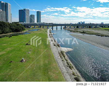 快晴の二子大橋から　多摩川河川敷の兵庫島公園 71321927
