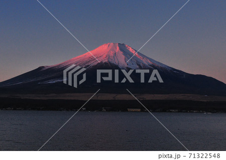 滅多に見られない世界遺産富士山の赤富士の写真素材 [71322548] - PIXTA