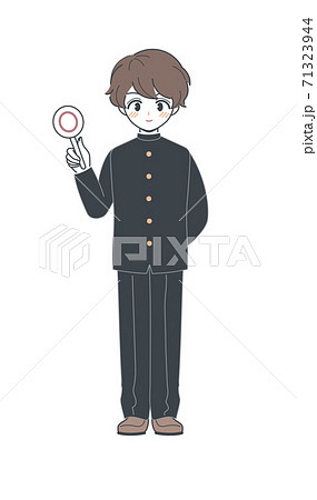 正解・丸の札を持つ学ランの男子学生のイラスト・ベクター 正解・丸の札を持つ学ランの男子学生のイラスト・ベクター 71323944