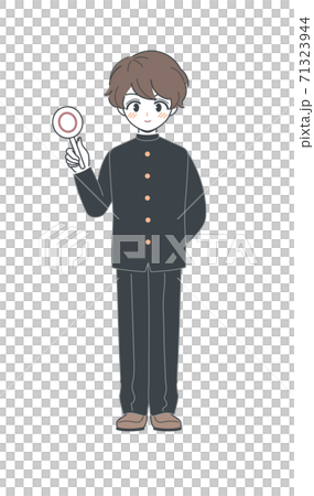 正解・丸の札を持つ学ランの男子学生のイラスト・ベクター 正解・丸の札を持つ学ランの男子学生のイラスト・ベクター 71323944