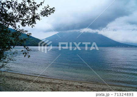 雲で覆われた男体山(中禅寺湖南岸) 雲で覆われた男体山(中禅寺湖南岸) 71324893