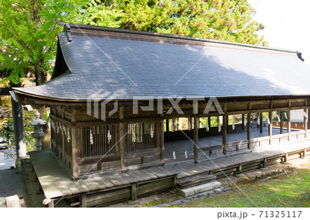 長野県　諏訪大社上社　前宮　鳥居側の十間廊 71325117