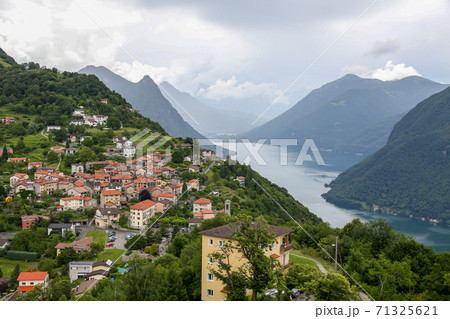 スイス ルガーノ モンテ ブレ ルガーノ湖とブレ村の写真素材