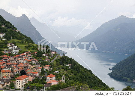 スイス　ルガーノ　モンテ・ブレ　ルガーノ湖とブレ村 71325627