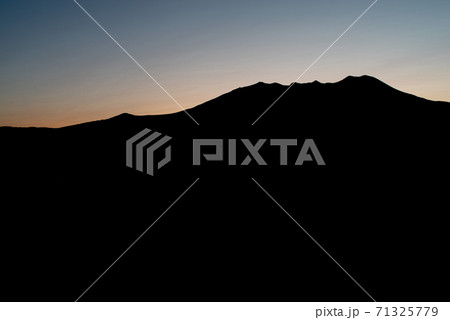 夕暮れ時に浮かび上がる山　御嶽山 71325779