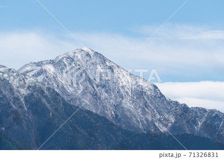 黄葉と冠雪した南アルプス聖岳 71326831