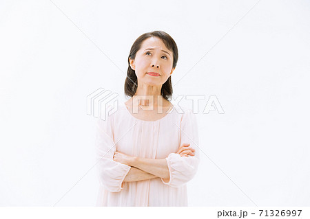 シニア女性　悩む　考える 71326997