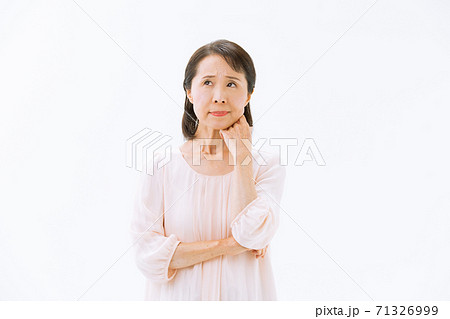シニア女性　悩む　考える 71326999