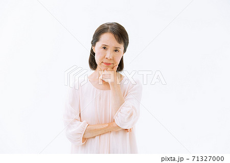 シニア女性　悩む　考える 71327000