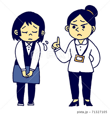 女性上司に怒られる若い女性社員 71327105