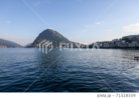スイス ルガーノ ルガーノ湖とサン サルヴァトーレ山の写真素材