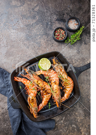 Grilled tiger prawns 71328361