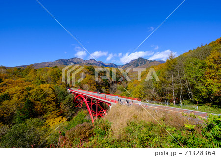 山梨・清里・東沢大橋と八ヶ岳の紅葉 山梨・清里・東沢大橋と八ヶ岳の紅葉 71328364