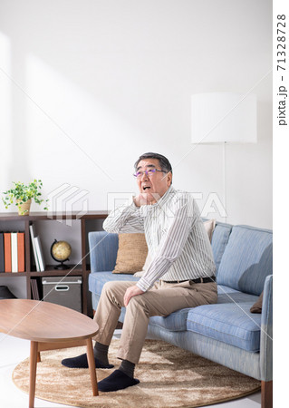 シニア男性 頭痛 トラブル シニア男性 頭痛 トラブル 71328728