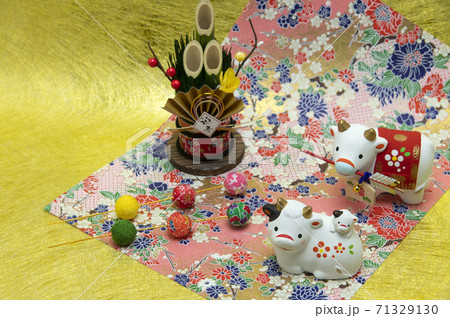 正月 干支 破魔矢をくわえる牛と親子牛置物 正月 干支 破魔矢をくわえる牛と親子牛置物 71329130