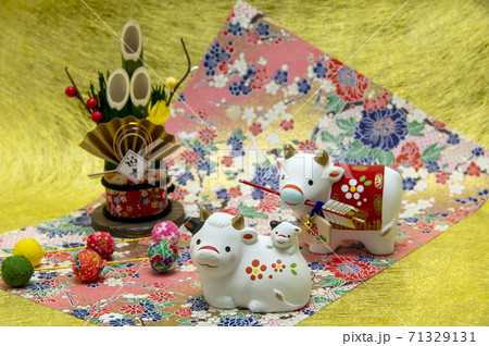 正月　干支　破魔矢をくわえる牛と親子牛置物 71329131