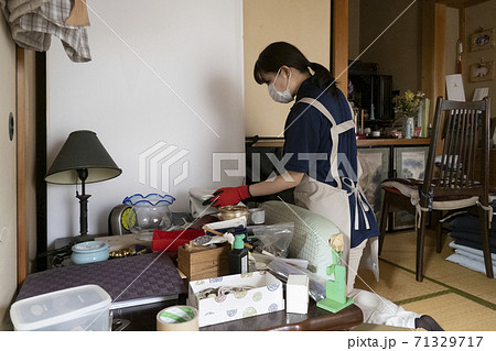 散らかった部屋を片付ける女性作業員 71329717