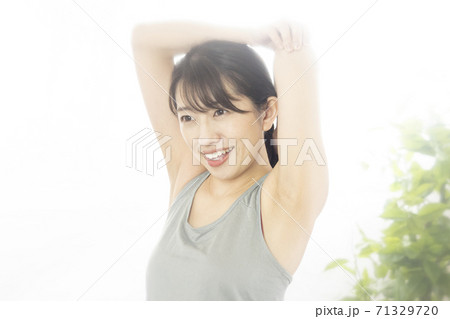 笑顔でストレッチをする女性 71329720