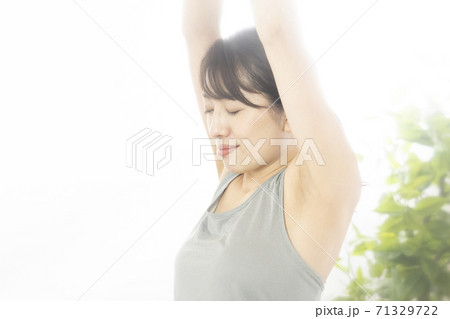 ストレッチをする女性 71329722