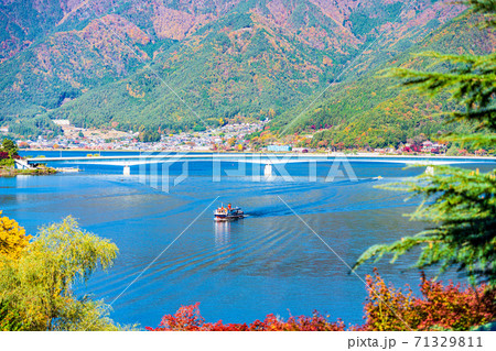（山梨県）天上山公園から眺める河口湖　湖畔 71329811